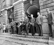 856715 Groepsportret op het bordes van het Stadhuis (Stadhuisbrug) te Utrecht bij de installatie van H.J.L. Vonhoff als ...